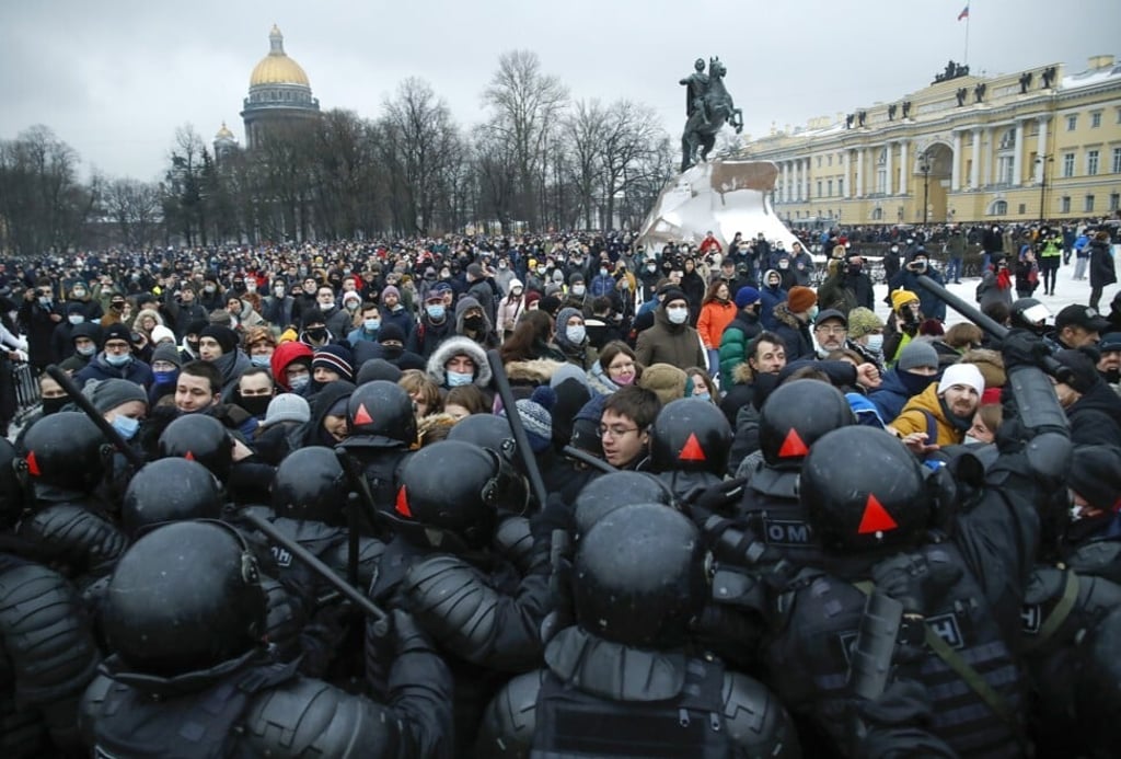 People clash with police during a protest in St. Petersburg, Russia, on January 23, 2021. Photo: AP People clash with police during a protest in St. Petersburg, Russia, on January 23, 2021. Photo: AP
