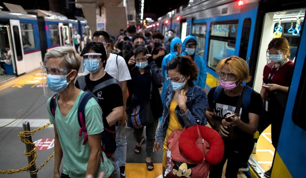 Passengers alight from a train in Manila. Photo: Reuters Passengers alight from a train in Manila. Photo: Reuters