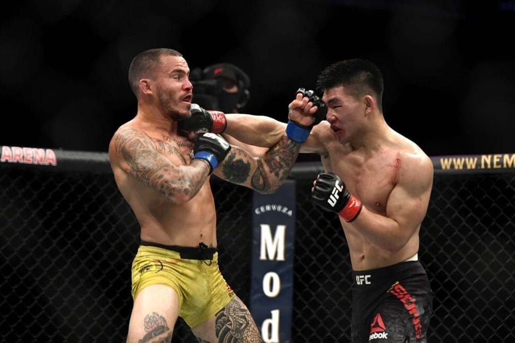 Song Yadong punches Marlon Vera. Photo: AFP