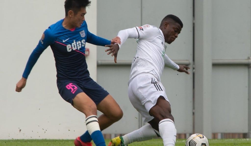 Robert Odu of Happy Valley shields the ball from Kitchee’s Shinichi Chan in the Hong Kong Premier League at Mong Kok Stadium. Photo: HKFA