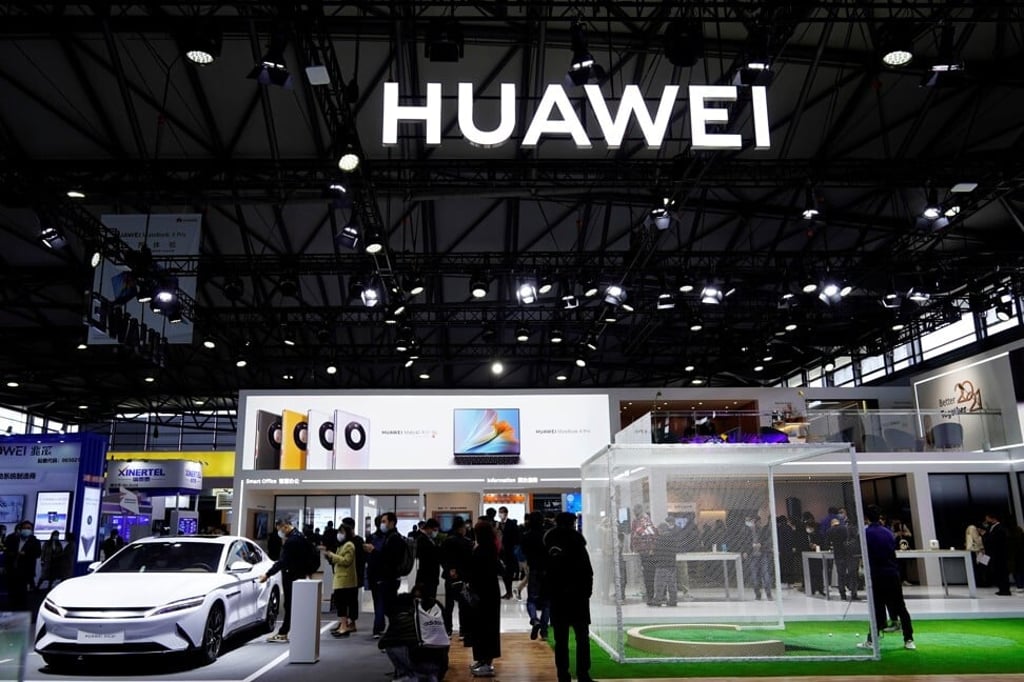 People visit the exhibition booth of telecommunications equipment maker Huawei Technologies Co at industry trade show MWC Shanghai on February 23, 2021. Photo: Reuters People visit the exhibition booth of telecommunications equipment maker Huawei Technologies Co at industry trade show MWC Shanghai on February 23, 2021. Photo: Reuters