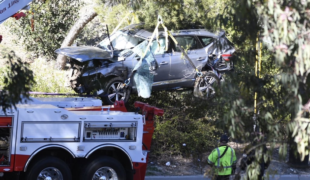 Tiger Woods’ car is removed from a hill side after the crash on the border of Rolling Hills Estates, Los Angeles. Photo: DPA Tiger Woods’ car is removed from a hill side after the crash on the border of Rolling Hills Estates, Los Angeles. Photo: DPA