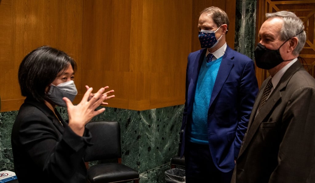 Tai speaking with the Senate Finance Committee chairman Ron Wyden and Senator Michael Crapo after the hearing on Thursday. Photo: Reuters