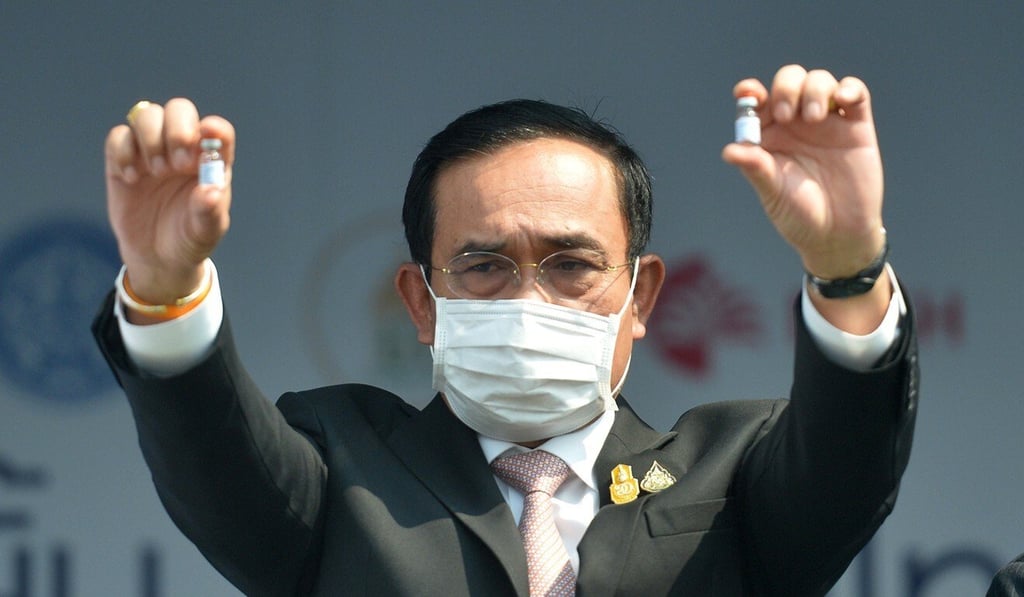 Thai Prime Minister Prayut Chan-o-cha holds up two vials of Sinovac vaccine at Suvarnabhumi Airport in Bangkok on Wednesday. Photo: Xinhua