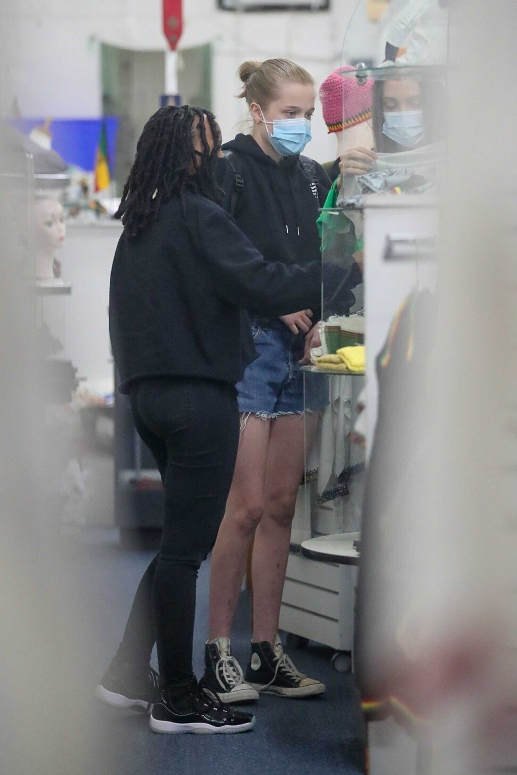 Shiloh Jolie-Pitt spotted with sister Zahara in Los Angeles on January 8, 2021. Photo: VCG Shiloh Jolie-Pitt spotted with sister Zahara in Los Angeles on January 8, 2021. Photo: VCG
