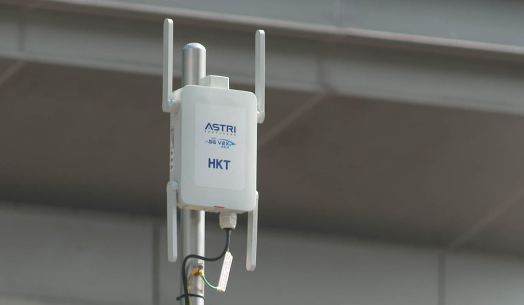 Data collection sensors mounted on roadside traffic light posts, lamp posts and buildings can exchange traffic information with smart vehicles, pedestrians and cyclists as they pass by. Data collection sensors mounted on roadside traffic light posts, lamp posts and buildings can exchange traffic information with smart vehicles, pedestrians and cyclists as they pass by.