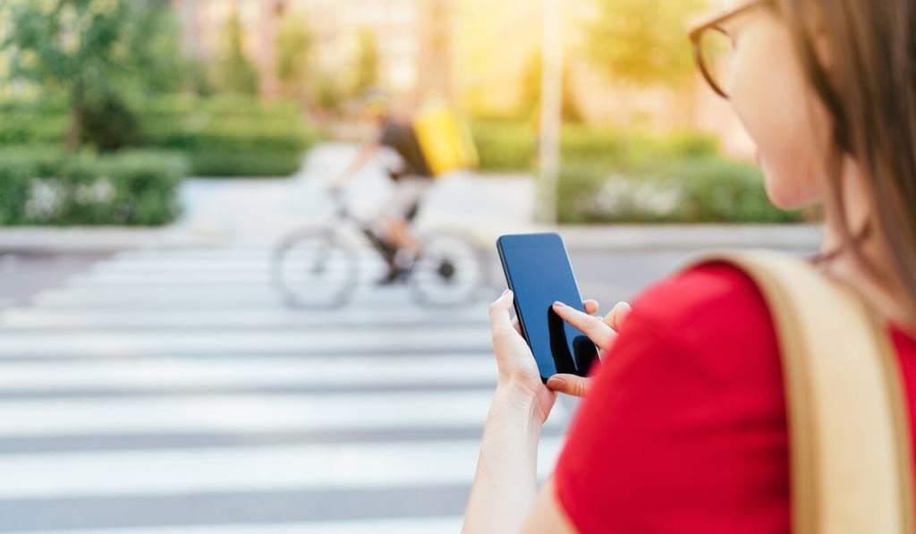 Pedestrians and cyclists with mobile devices linked to the C-V2X communications network are able to share road traffic data with passing vehicles. Photo: Shutterstock Pedestrians and cyclists with mobile devices linked to the C-V2X communications network are able to share road traffic data with passing vehicles. Photo: Shutterstock