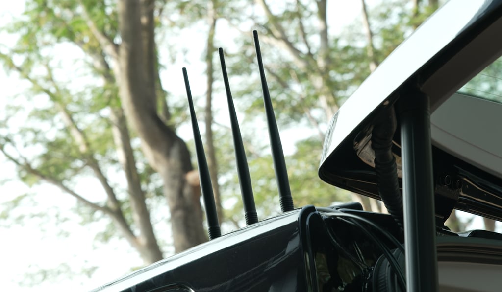 Antennas fixed to the roof of the road-test car can exchange traffic data with other smart vehicles connected by the C-V2X technology. Antennas fixed to the roof of the road-test car can exchange traffic data with other smart vehicles connected by the C-V2X technology.