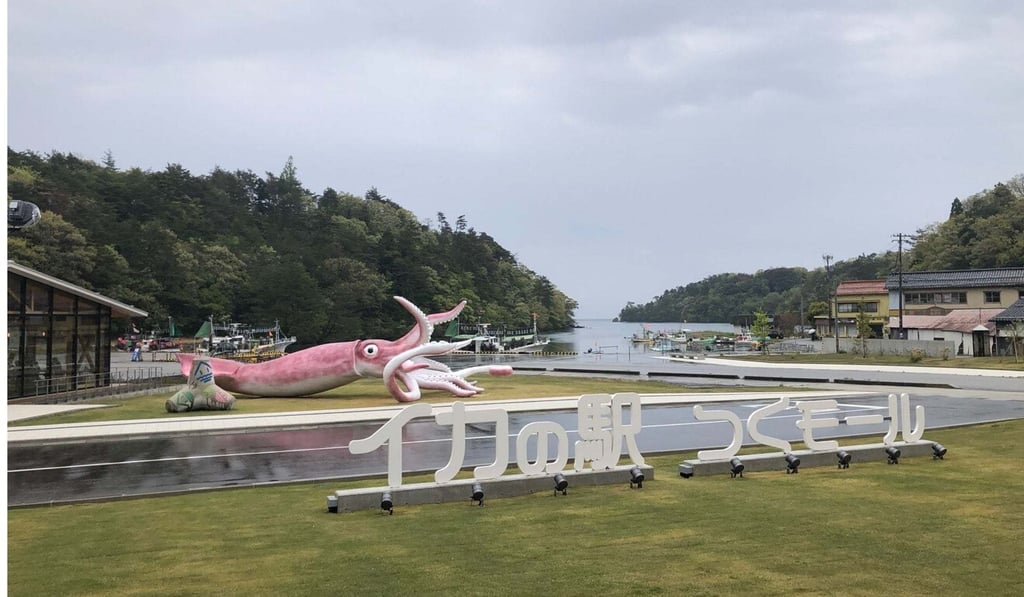The realistic squid statue built in the town of Noto, northern Japan. Photo: Twitter