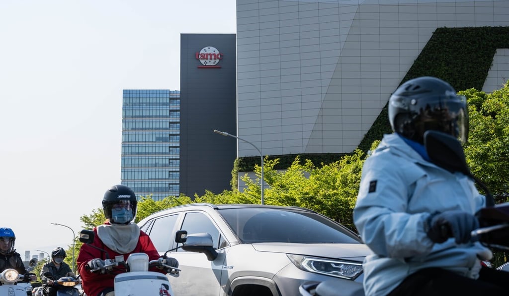 Vehicles travel past the Taiwan Semiconductor Manufacturing Co headquarters in Hsinchu, Taiwan, on April 7, 2021. Photo: Bloomberg