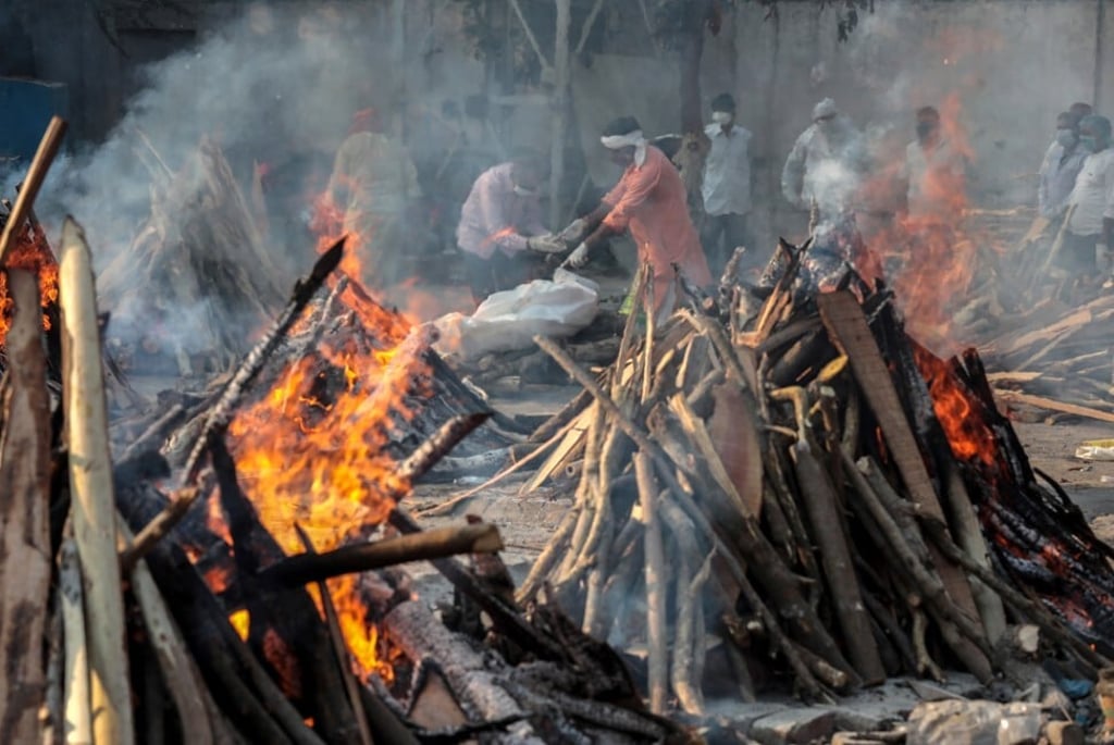 Family members perform the last rites for a coronavirus victim at a cremation ground in New Delhi, India on Saturday. Photo: EPA-EFE Family members perform the last rites for a coronavirus victim at a cremation ground in New Delhi, India on Saturday. Photo: EPA-EFE