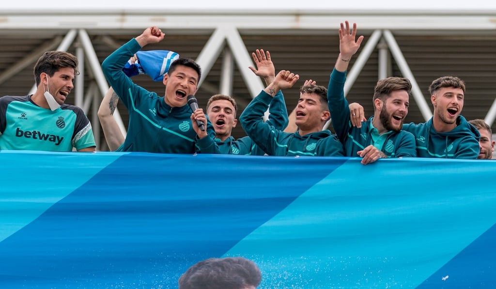 Espanyol’s Wu Lei speaks into the microphone during the celebrations of the team's return to La Liga. Photo: Xinhua