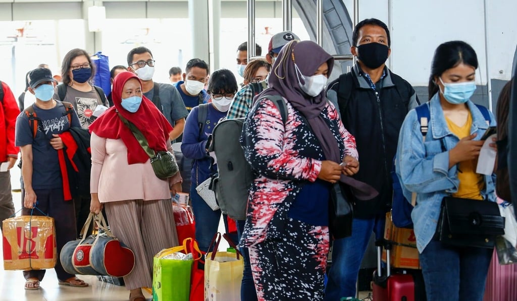 Passengers queue with their luggage at a train station in Jakarta on May 5. Photo: Reuters Passengers queue with their luggage at a train station in Jakarta on May 5. Photo: Reuters