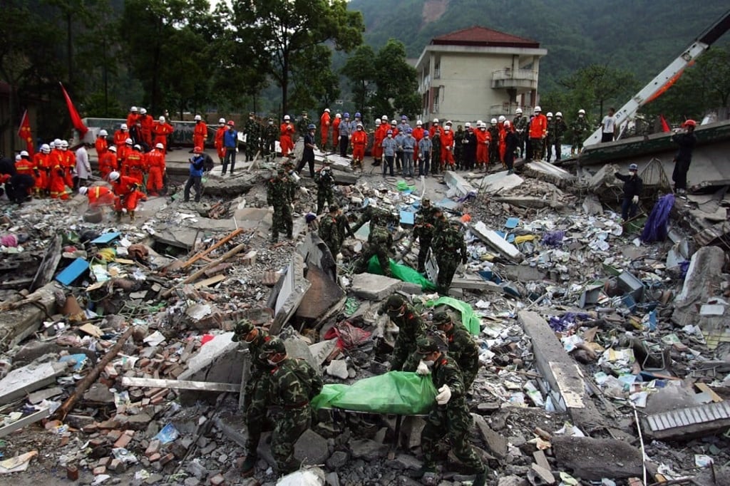 Chinese military soldiers remove corpses as they aid in the rescue effort after the 2008 quake. Photo: Getty