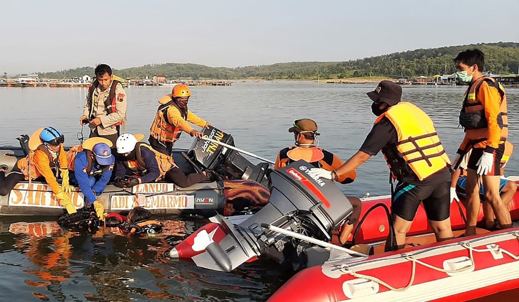 Rescuers search for victims after a boat carrying 20 holiday-makers capsized in a reservoir in Boyolali, Central Java. Photo: Handout/National Search and Rescue Agency (Basarnas)/AFP Rescuers search for victims after a boat carrying 20 holiday-makers capsized in a reservoir in Boyolali, Central Java. Photo: Handout/National Search and Rescue Agency (Basarnas)/AFP