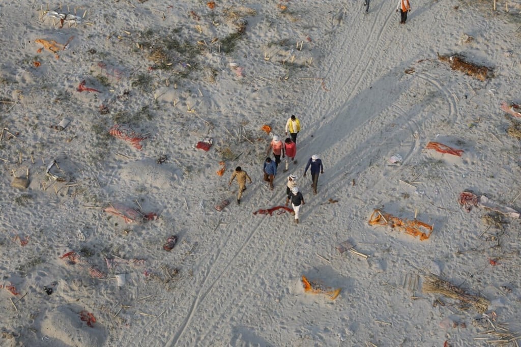 Bodies of suspected Covid-19 victims are seen in shallow graves on the banks of Ganges River. Photo: AP