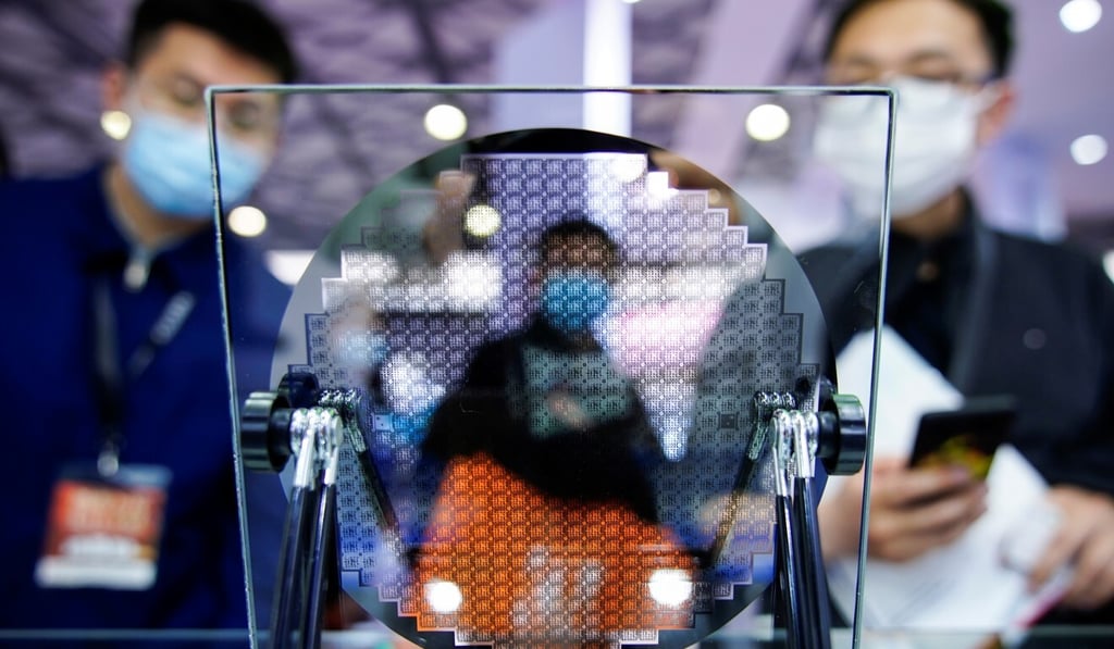 Visitors look at a display of a semiconductor device at Semicon China, a trade fair for semiconductor technology, in Shanghai, China March 17, 2021. Photo: Reuters