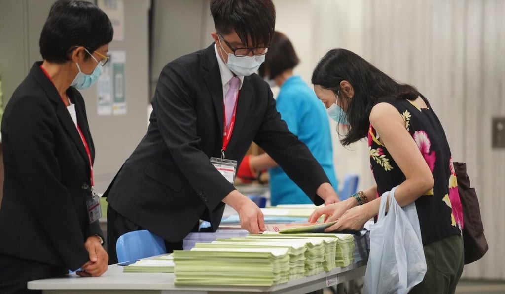 Potential buyers inspect property plans for Kai Chuen Court. Photo: Winson Wong