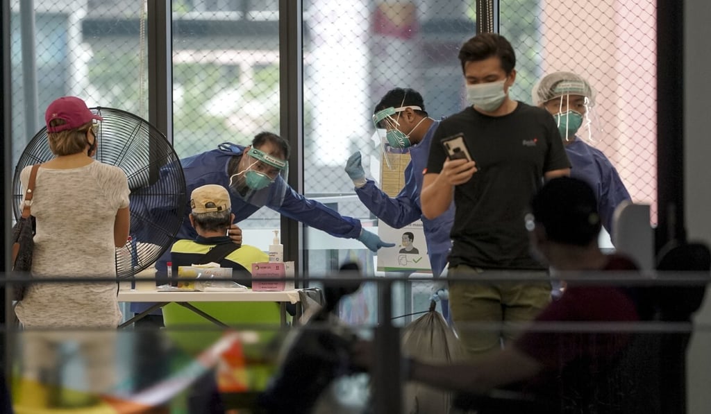Medical workers at a swab testing station in Tampines, Singapore. Photo: EPA-EFE