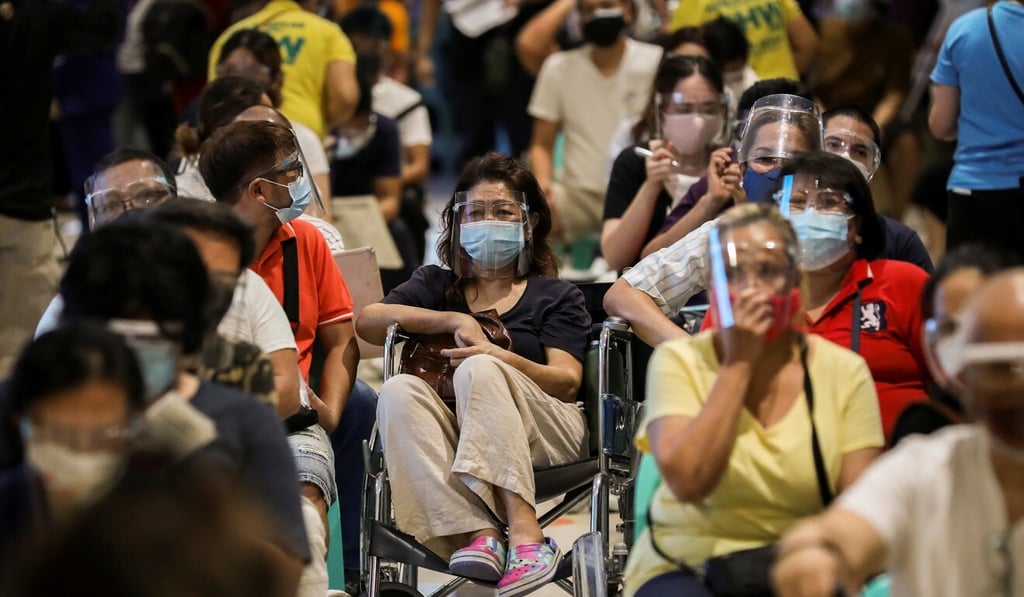 Filipino health workers and people with comorbidities queue to receive coronavirus vaccines at a shopping mall turned into a vaccination site, in Paranaque, Philippines. Photo: Reuters