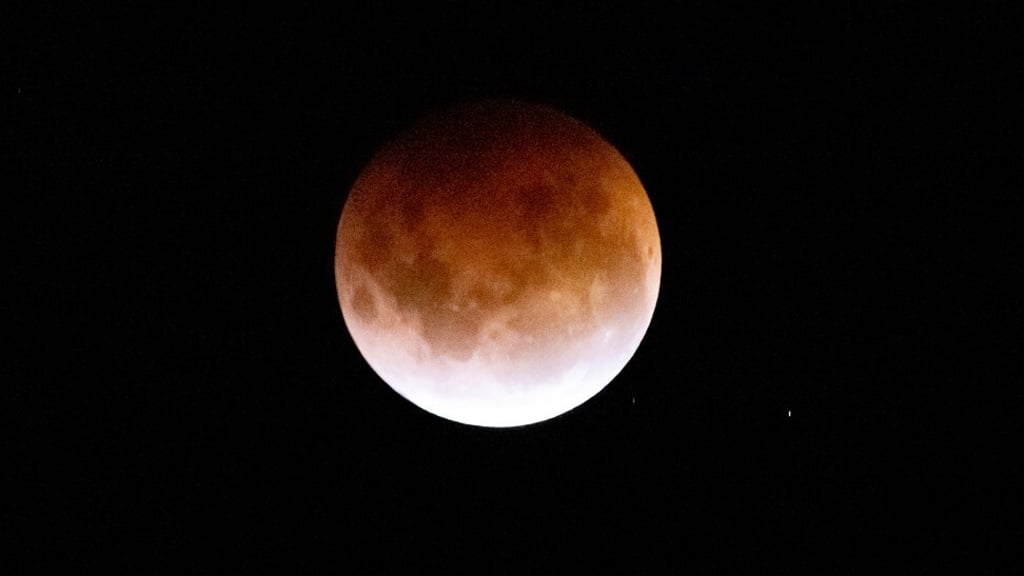 A blood moon is seen in the sky at Lake Wanaka, New Zealand on Wednesday. Photo: Xinhua