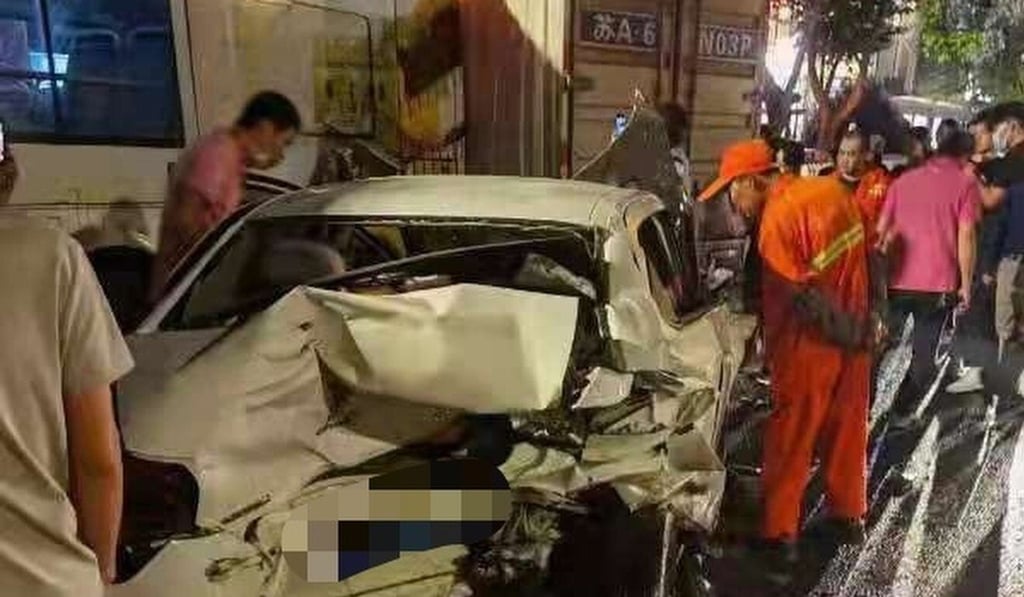 People mill around a car that was crashed by Ji during his violent rampage. Photo: Weibo People mill around a car that was crashed by Ji during his violent rampage. Photo: Weibo