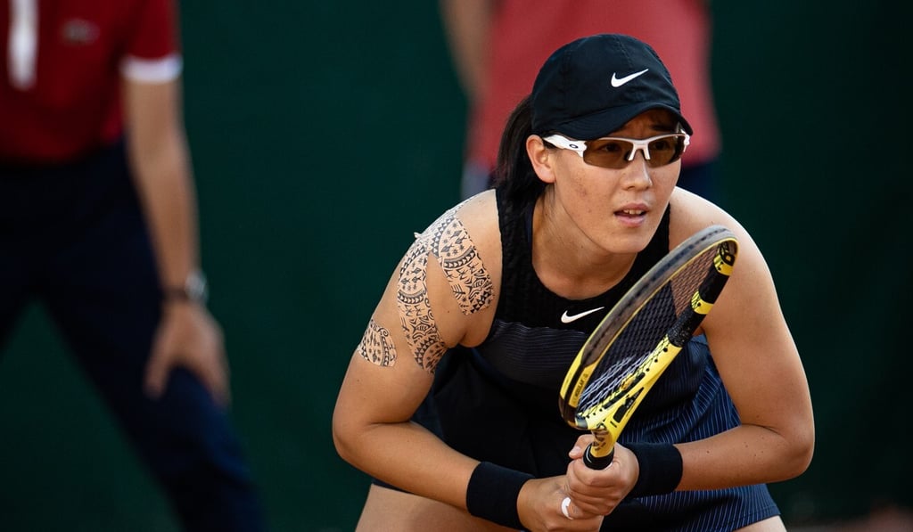 Zheng Saisai waits for Sara Sorribes Tormo to serve. Photo: Xinhua Zheng Saisai waits for Sara Sorribes Tormo to serve. Photo: Xinhua