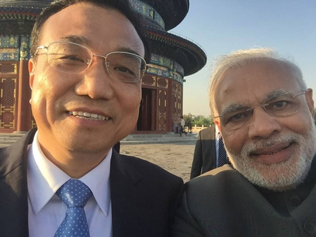 PM Narendra Modi takes a selfie with Chinese Premier Li Keqiang in 2015. Photo: Twitter