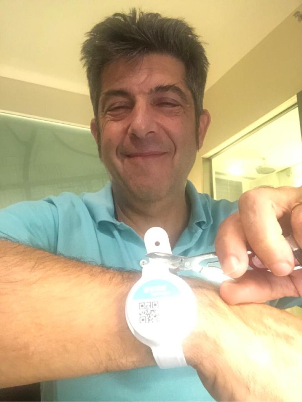 Arnaud de Surville cuts off his quarantine bracelet after three weeks in isolation. Photo: Arnaud de Surville Arnaud de Surville cuts off his quarantine bracelet after three weeks in isolation. Photo: Arnaud de Surville