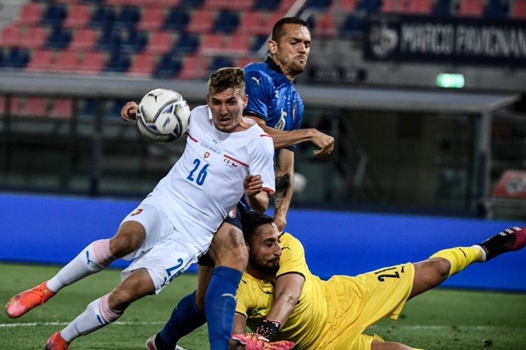 Italy goalkeeper Gianluigi Donnarumma collides with teammate Rafael Toloi (centre) against Czech Republic midfielder Michal Sadilek. Photo: AFP