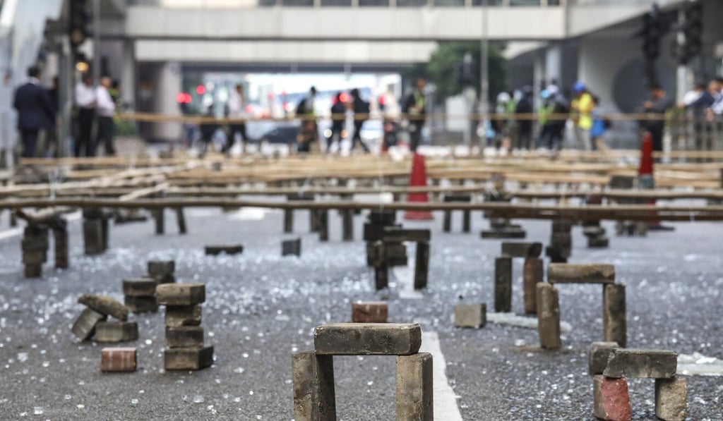 Anti-government protesters set up roadblocks in Central on November 13, 2019. Photo: Nora Tam