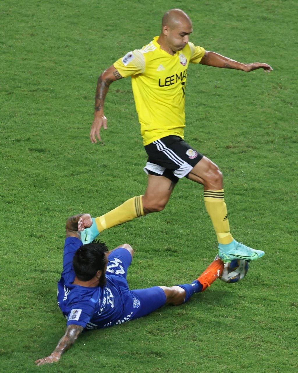 Lee Man’s Jonathan Acosta escapes a challenge from Eastern’s Jared Lum Photo: K.Y. Cheng