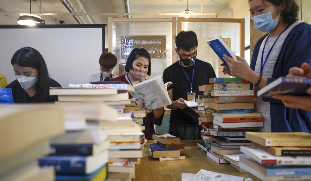 Volunteers collect and check donated books for prisoners. Photo: Xiaomei Chen Volunteers collect and check donated books for prisoners. Photo: Xiaomei Chen