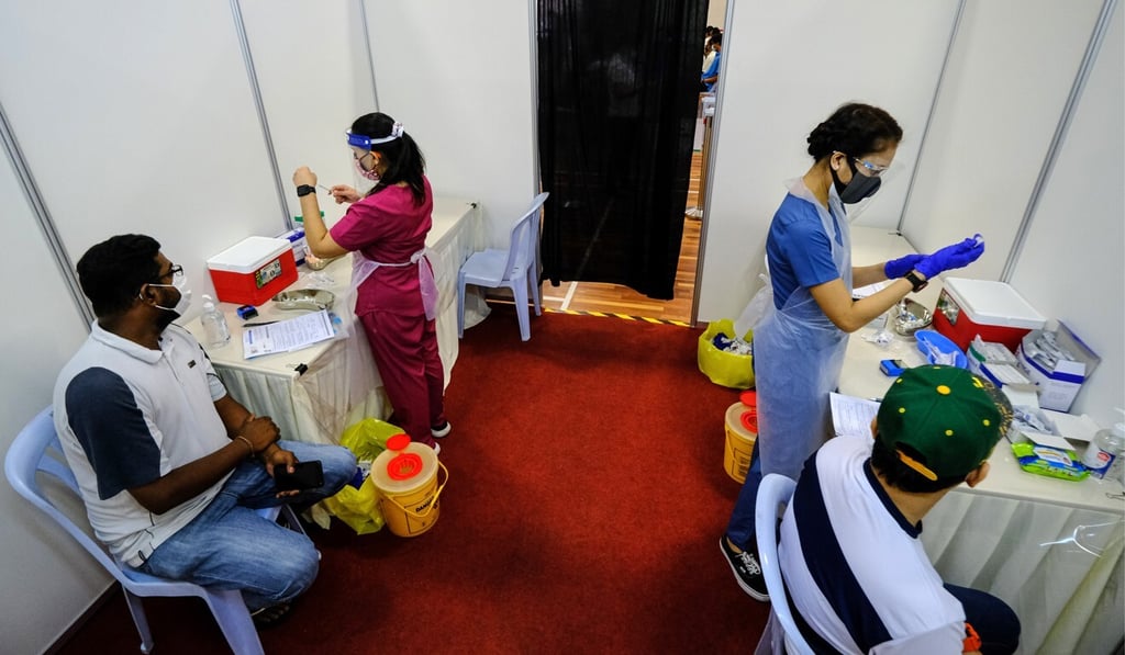 Health workers prepare to inoculate sailors and port workers with doses of the Sinovac coronavirus vaccine in Selangor. Photographer: Samsul Said/Bloomberg Health workers prepare to inoculate sailors and port workers with doses of the Sinovac coronavirus vaccine in Selangor. Photographer: Samsul Said/Bloomberg