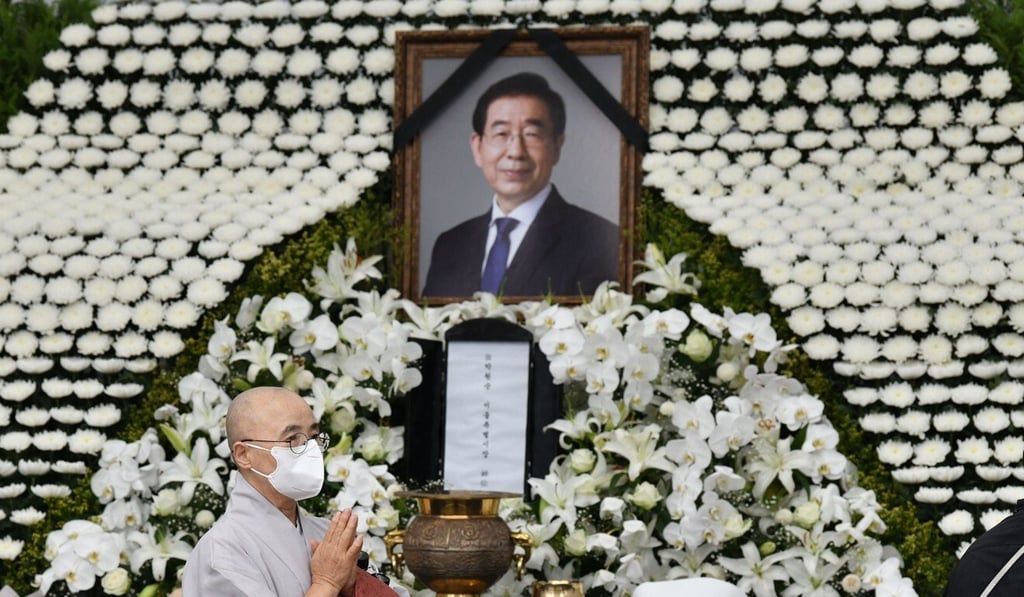 A Buddhist monk pays his respects at a public memorial for late Seoul mayor Park Won-soon in Seoul last year. Photo: AFP