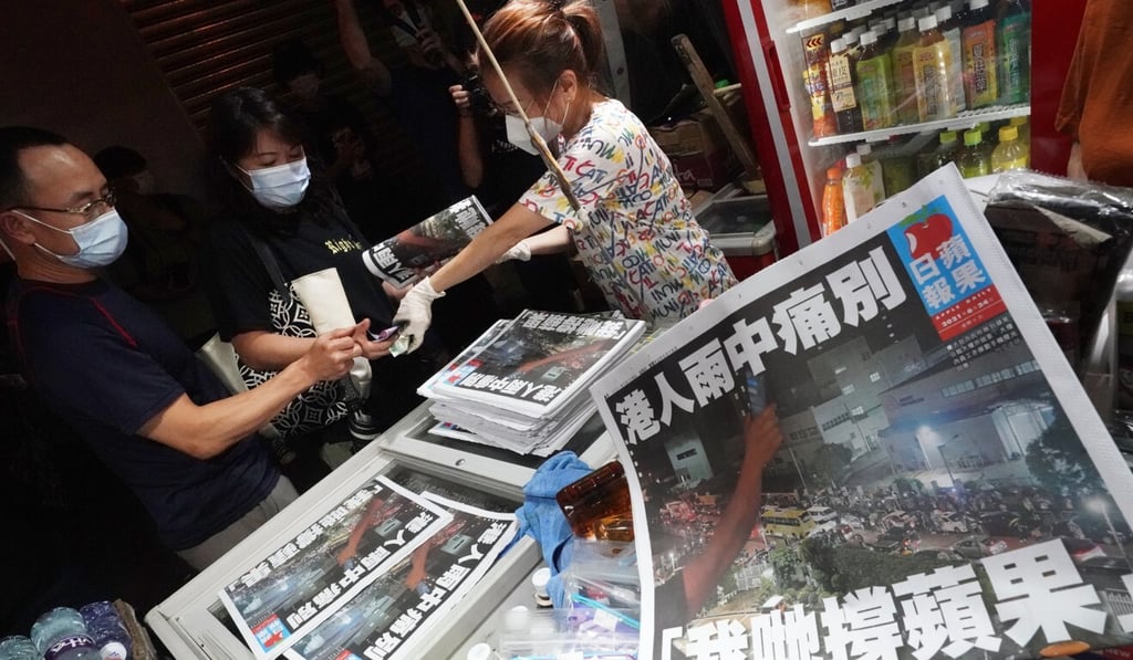 People queue to buy the final edition of Apple Daily in Mong Kok in the wee hours of Thursday. Photo: Felix Wong