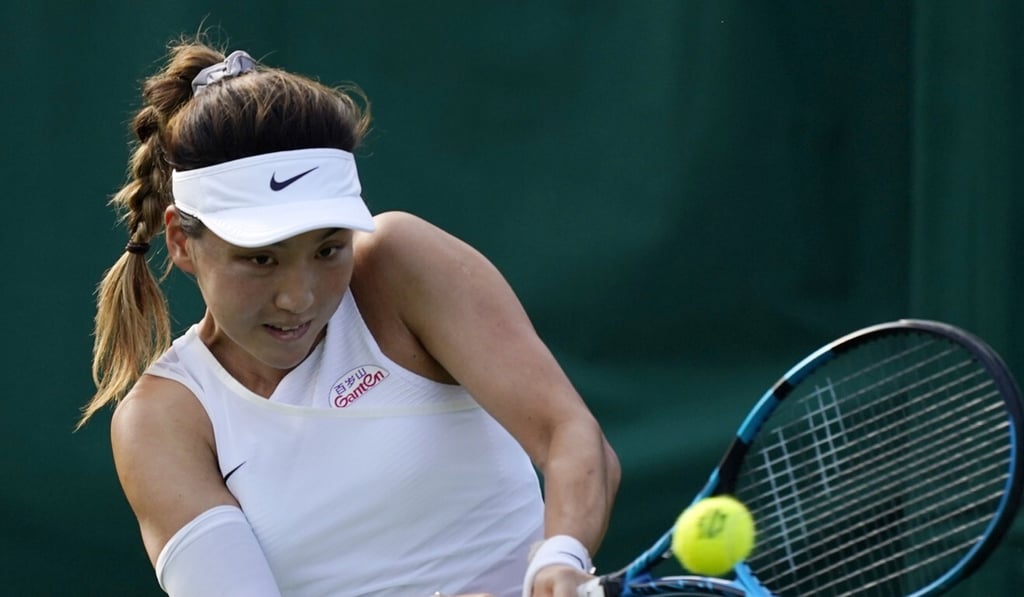 Wang returns to Kenin during her debut defeat in the Wimbledon women’s singles main draw. Photo: AP Wang returns to Kenin during her debut defeat in the Wimbledon women’s singles main draw. Photo: AP