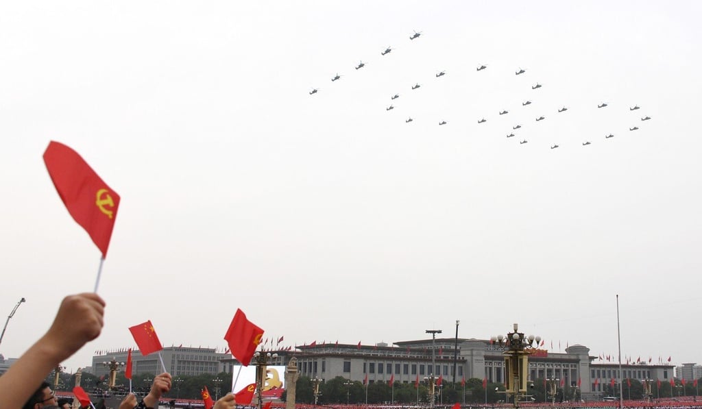 Helicopters fly over Tiananmen Square in the “100” formation. Phoot: Xinhua Helicopters fly over Tiananmen Square in the “100” formation. Phoot: Xinhua