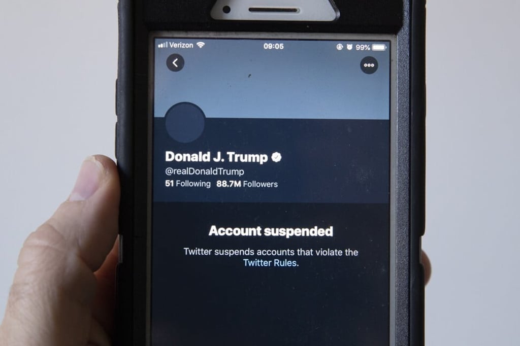 A mobile phone displays the suspended status of Donald Trump’s Twitter. Photo: EPA-EFE