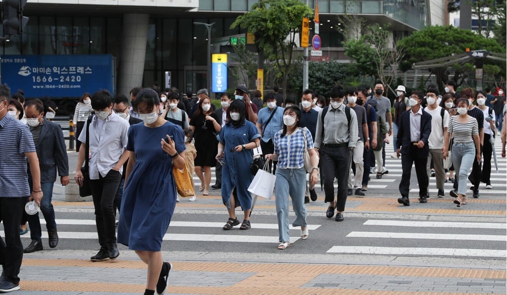 People walk across a street in Seoul on Thursday. Photo: Xinhua People walk across a street in Seoul on Thursday. Photo: Xinhua