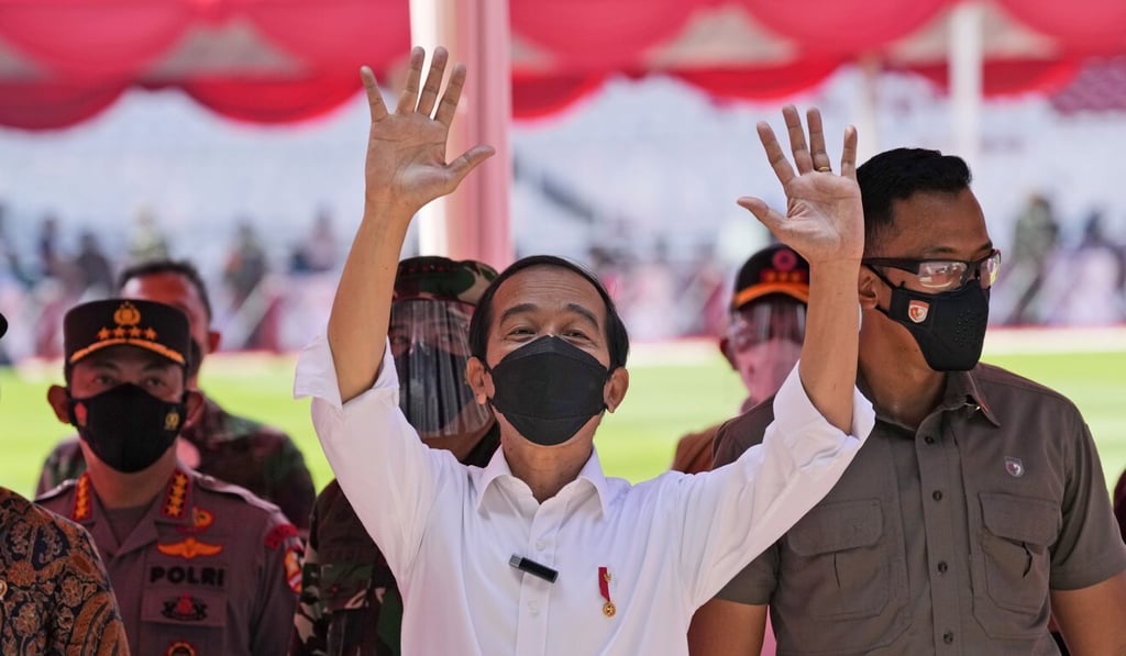Indonesian President Joko Widodo waves during a visit to a mass vaccination campaign at a stadium in Jakarta last month. Photo: AP Indonesian President Joko Widodo waves during a visit to a mass vaccination campaign at a stadium in Jakarta last month. Photo: AP