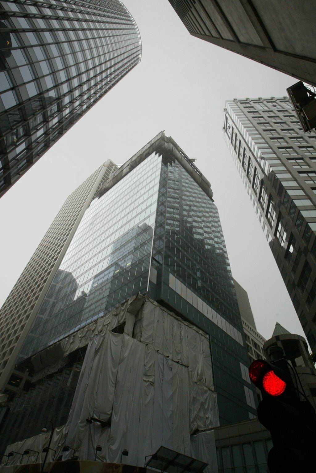 Hongkong Land Ltd. meets the media to announce that it plans to open the third office tower at The Landmark, York House, in October 2006. 22 March 2006 Hongkong Land Ltd. meets the media to announce that it plans to open the third office tower at The Landmark, York House, in October 2006. 22 March 2006
