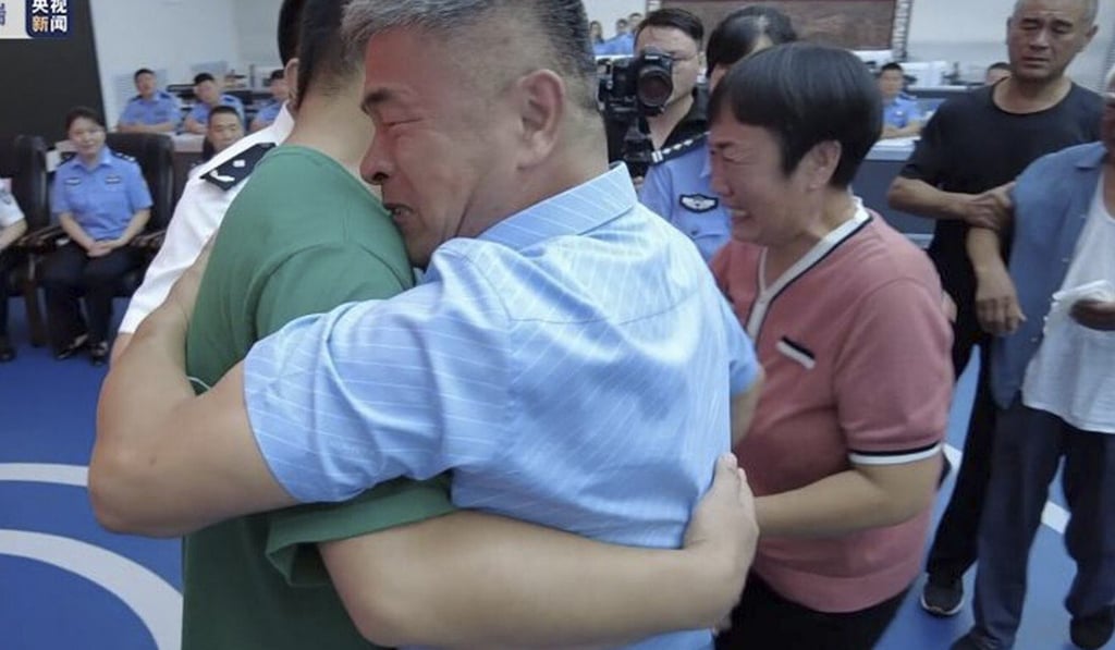 Guo reunites with son who was kidnapped in 1997. Photo: CCTV Guo reunites with son who was kidnapped in 1997. Photo: CCTV