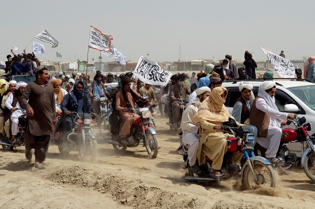 People holding Taliban flags gather near the Friendship Gate crossing point in the Pakistan-Afghanistan border town of Chaman, Pakistan on Wednesday. Photo: Reuters