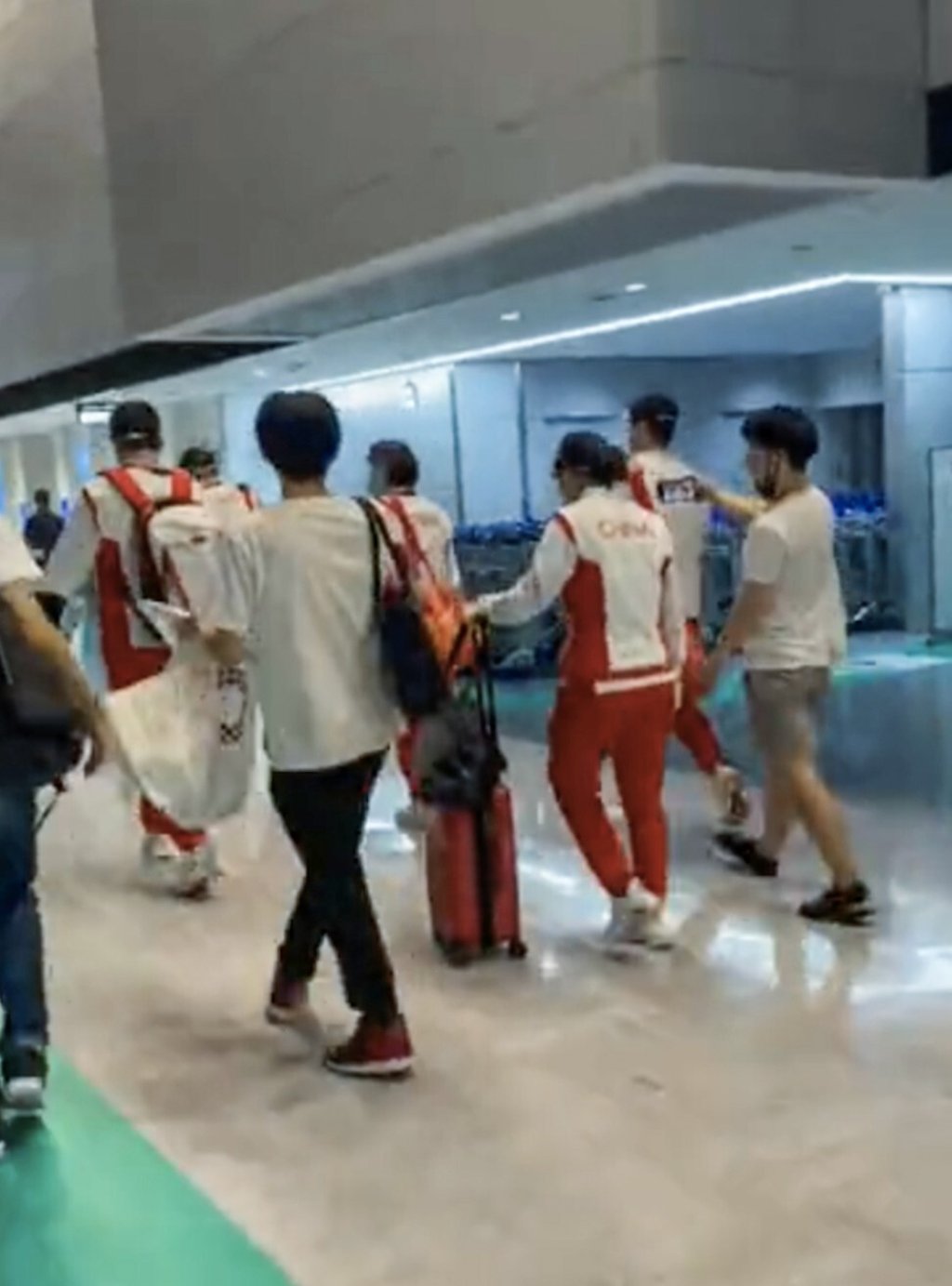 Unmasked Japanese fans approach the Chinese table tennis team at Narita International Airport. Photo: Weibo