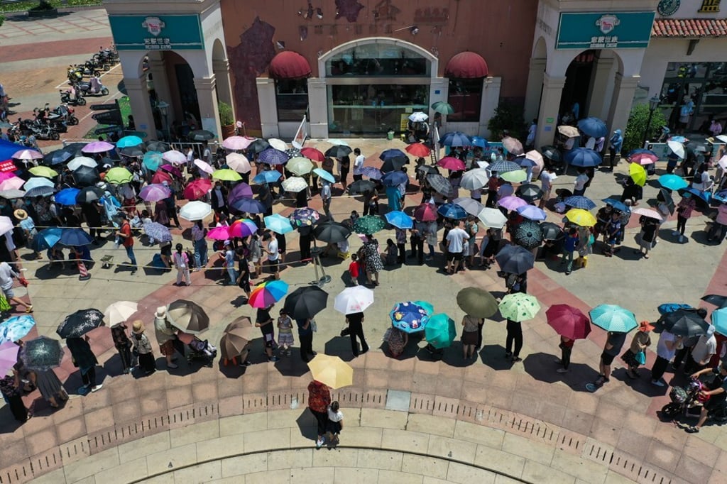Residents in Nanjing wait to have a coronavirus test after a cluster of cases emerged among airport cleaners. Photo: Xinhua Residents in Nanjing wait to have a coronavirus test after a cluster of cases emerged among airport cleaners. Photo: Xinhua
