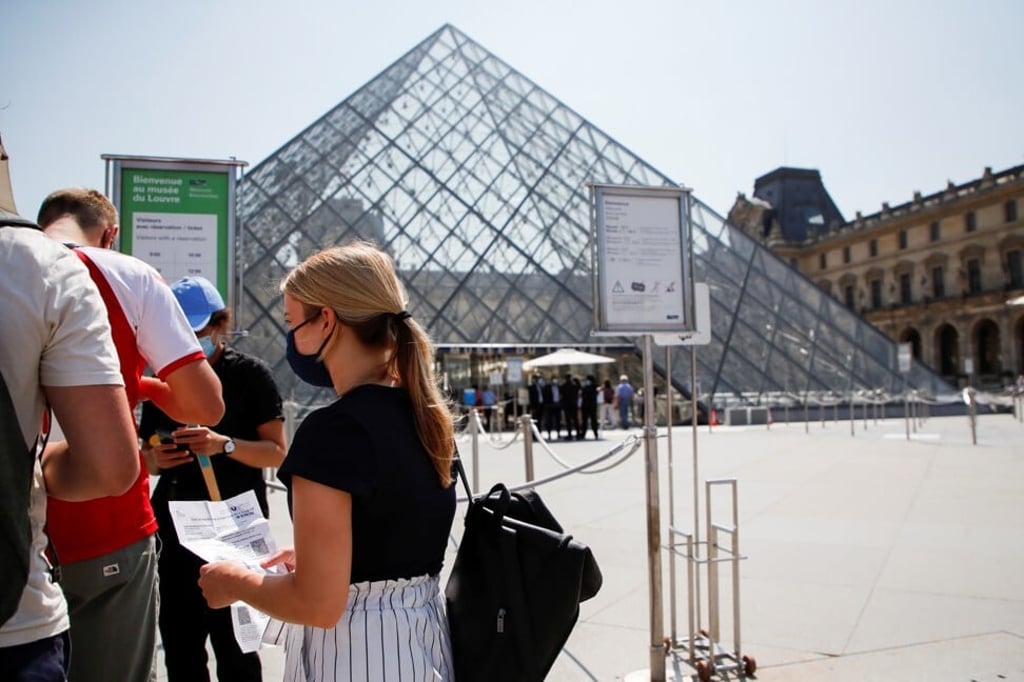 People with health passes wait to enter the Louvre museum in front of the Louvre Pyramid designed by Chinese-born architect Ieoh Ming Pei in Paris on Wednesday. Photo: Reuters People with health passes wait to enter the Louvre museum in front of the Louvre Pyramid designed by Chinese-born architect Ieoh Ming Pei in Paris on Wednesday. Photo: Reuters