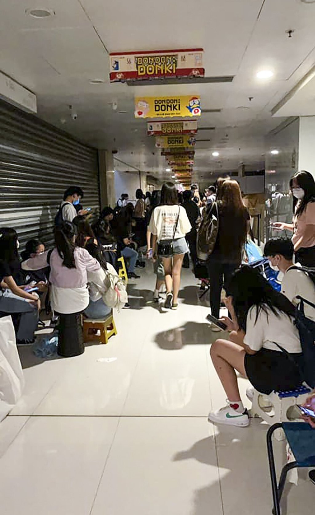 Fans wait overnight to secure premium spots for the appearance of boy bands Mirror and Error. Photo: Facebook Fans wait overnight to secure premium spots for the appearance of boy bands Mirror and Error. Photo: Facebook