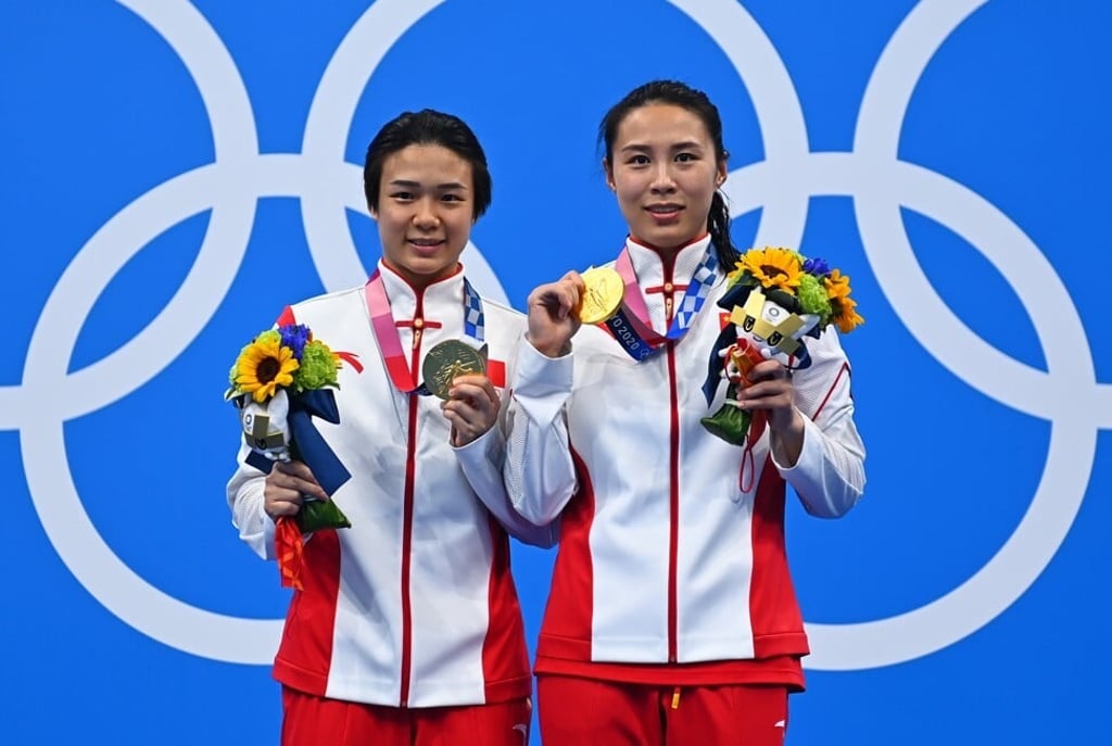 Shi Tingmao (left) and Wang Han of China pose with their gold medals after the women’s diving synchronised 3m springboard final at the Tokyo 2020 Olympic Games. Photo: Xinhua