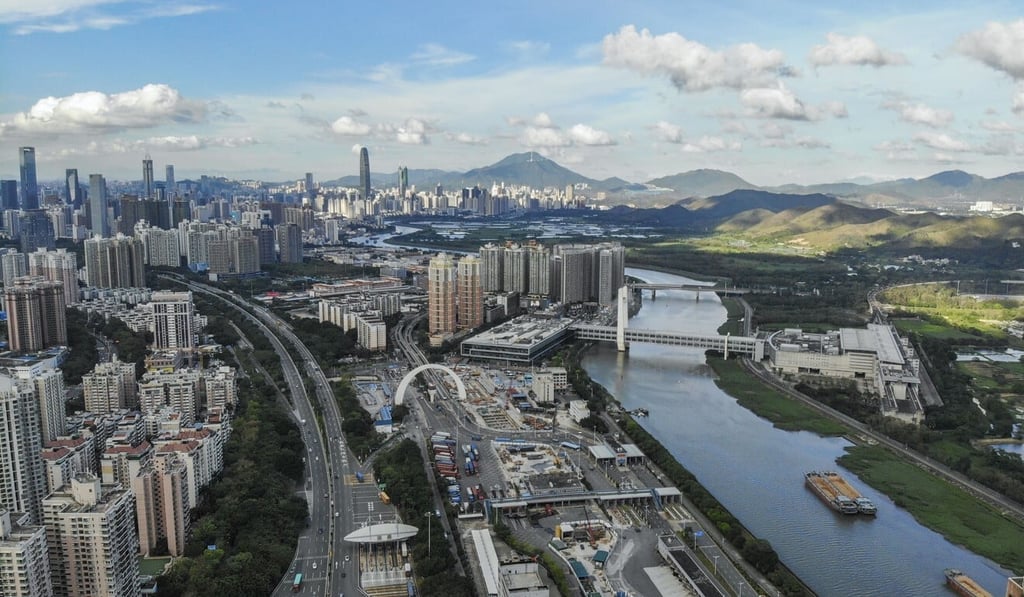 An aerial view of the Lok Ma Chau border bridge (right) as seen from the Futian district in Shenzhen. Photo: Roy Issa